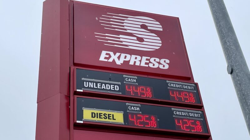 アラスカのガソリンの値段を表示した看板