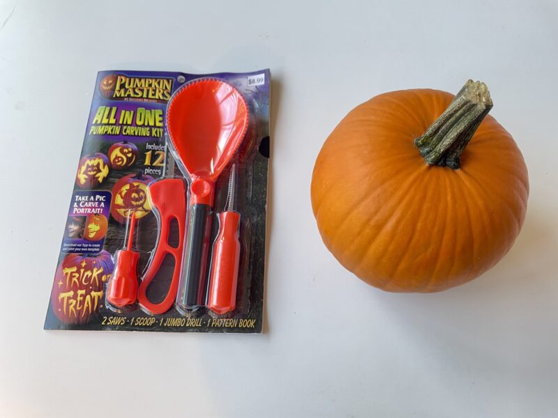 ハロウィン用のかぼちゃと、カボチャを掘る道具